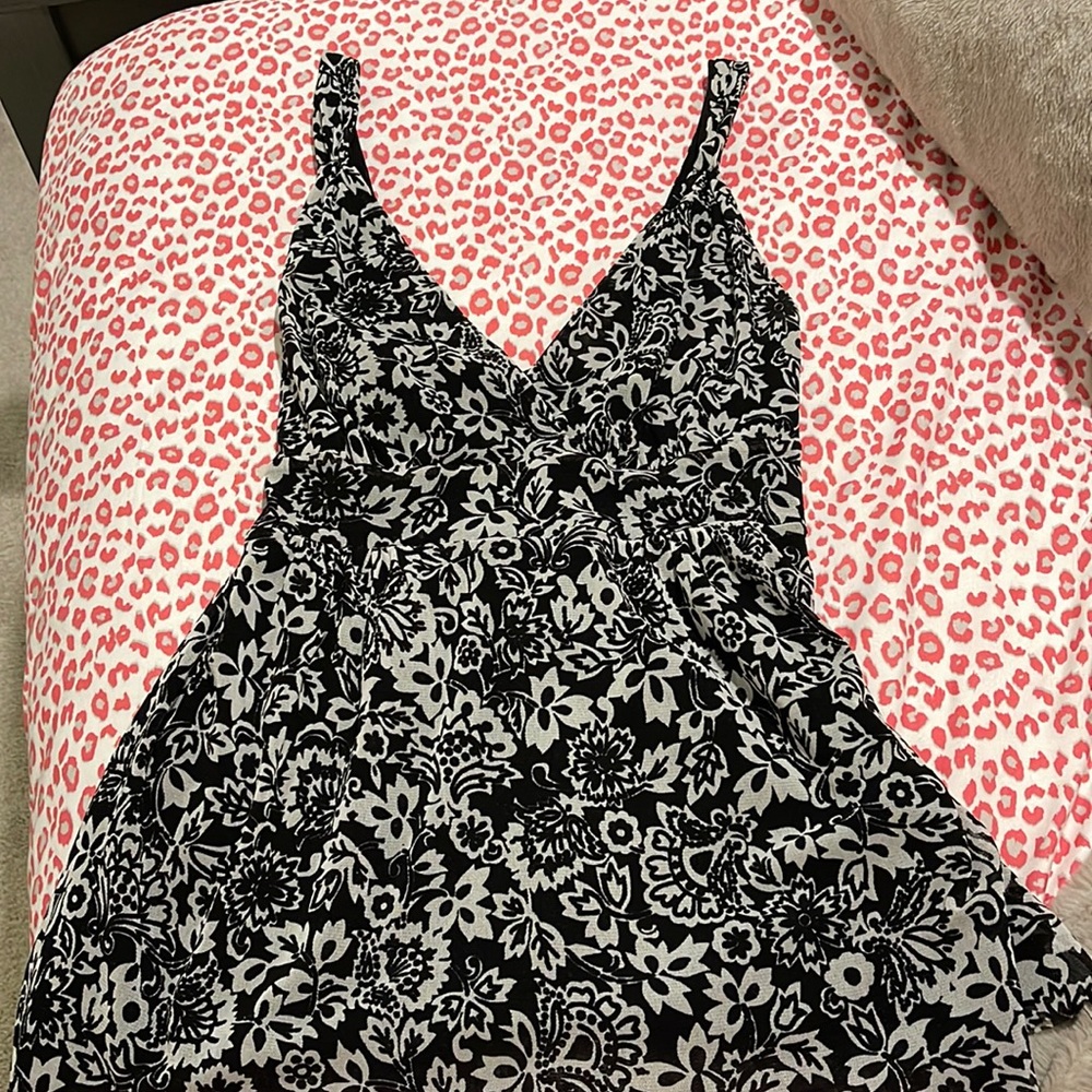 New York & company black and white floral v neck tank top